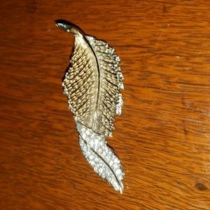 Sarah Coventry leaf brooch with Rhinestones